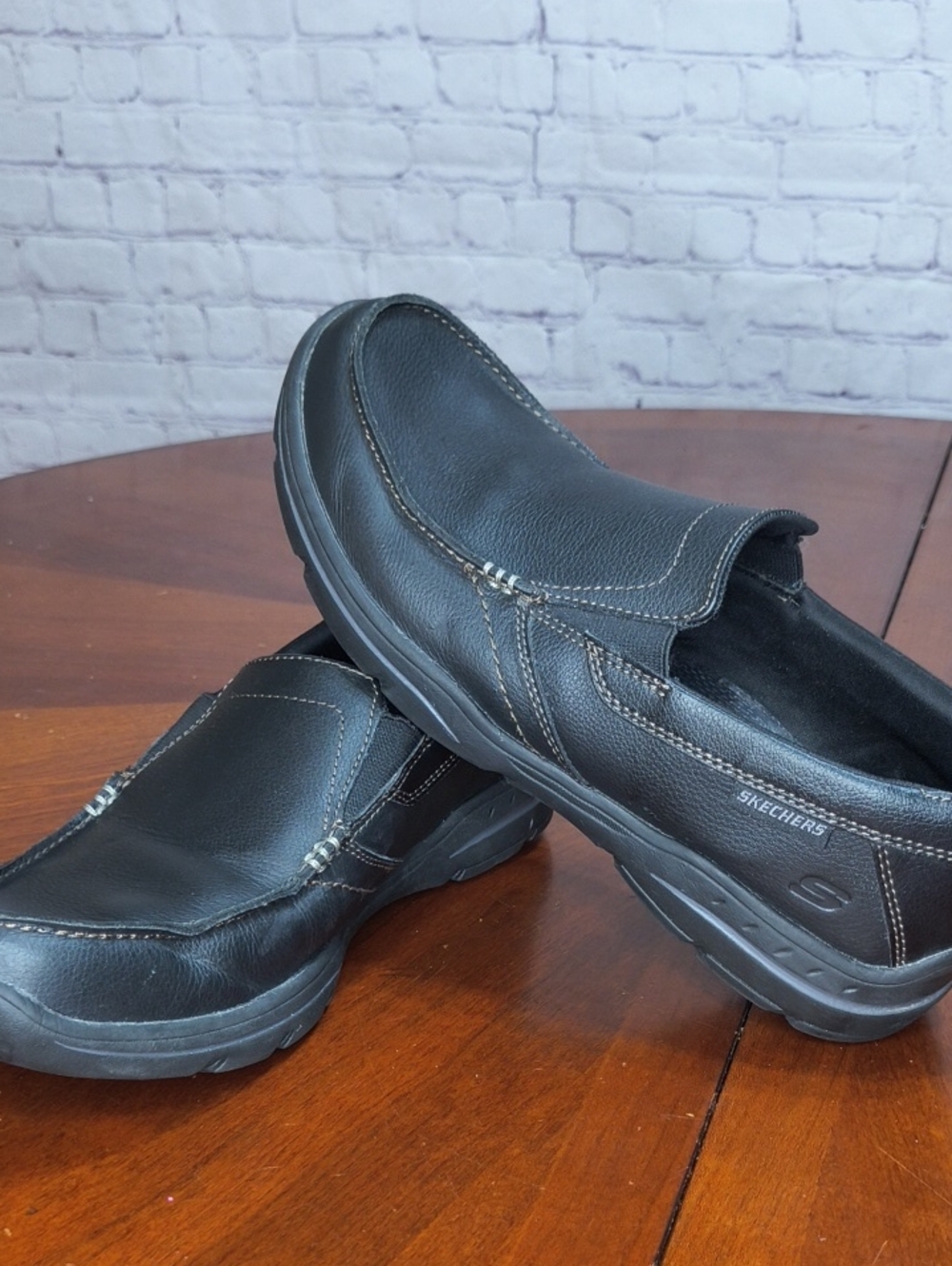Skechers Black Slip-On Leather Loafers for Men Size 8.5 AI